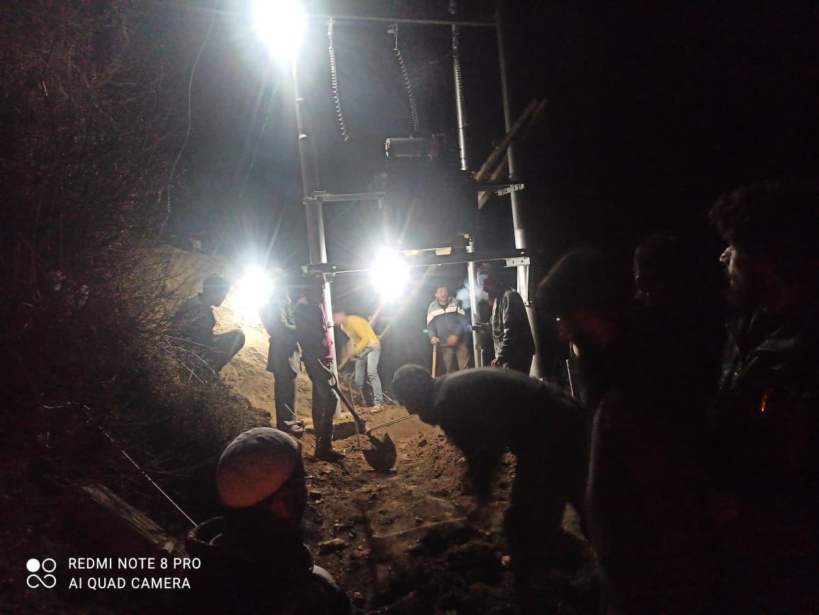 pddjkofficial's tweet photo. #WorkingRoundTheClock #DeliveringOnPromises Field workers carrying out works of DTR installation and earthing even during night hours at Village Lopara, Block Dachhan in Kishtwar district.
#CreatingPowerInfraInJK
@kansalrohit69 @diprjk https://t.co/68rPy5pN8J