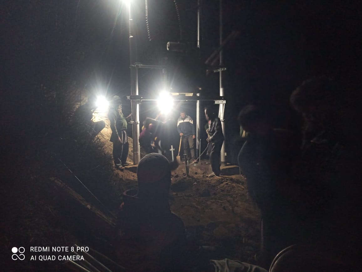 pddjkofficial's tweet photo. #WorkingRoundTheClock #DeliveringOnPromises Field workers carrying out works of DTR installation and earthing even during night hours at Village Lopara, Block Dachhan in Kishtwar district.
#CreatingPowerInfraInJK
@kansalrohit69 @diprjk https://t.co/68rPy5pN8J