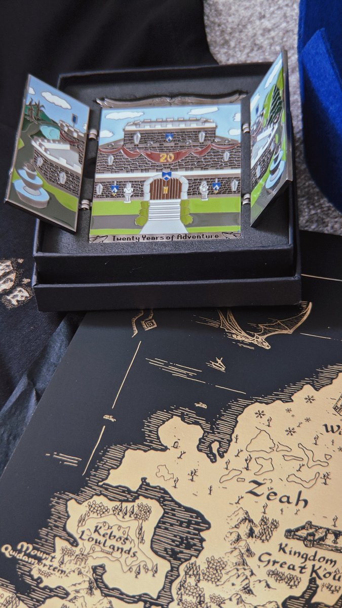 Knightenator's tweet photo. Received a very special gift the other day. RuneScape has truly shaped who I am, 16 years of joy. I've met some of my best friends on here, shared memories with my brother, built a career based on it. 🙌☺️

Thank you so much @OldSchoolRS @RuneScape #20yearsofRunescape https://t.co/WCHyCW4SDG