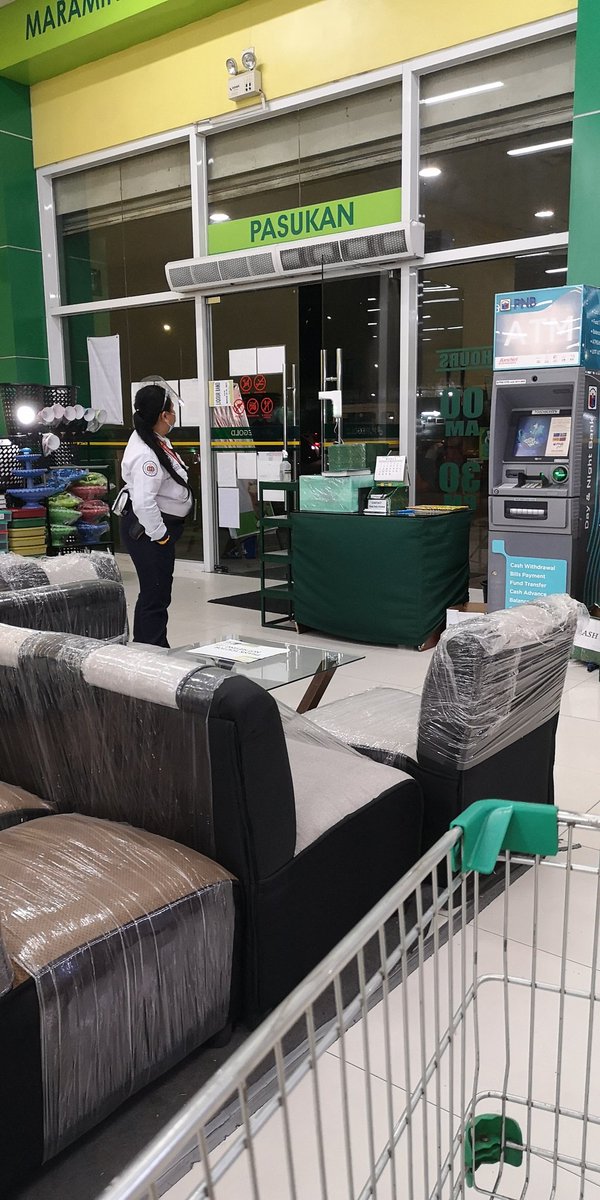lightpainter_08's tweet photo. @officialqcmayor @QCGov awhile ago we went to Puregold Mindanao ave. 90 percent of the people including the supermarket staff and security doesnt practice the minimum health protocols. They have face masks but their face shields are not properly worn. So sad. 😔 https://t.co/upkeV9MUEa