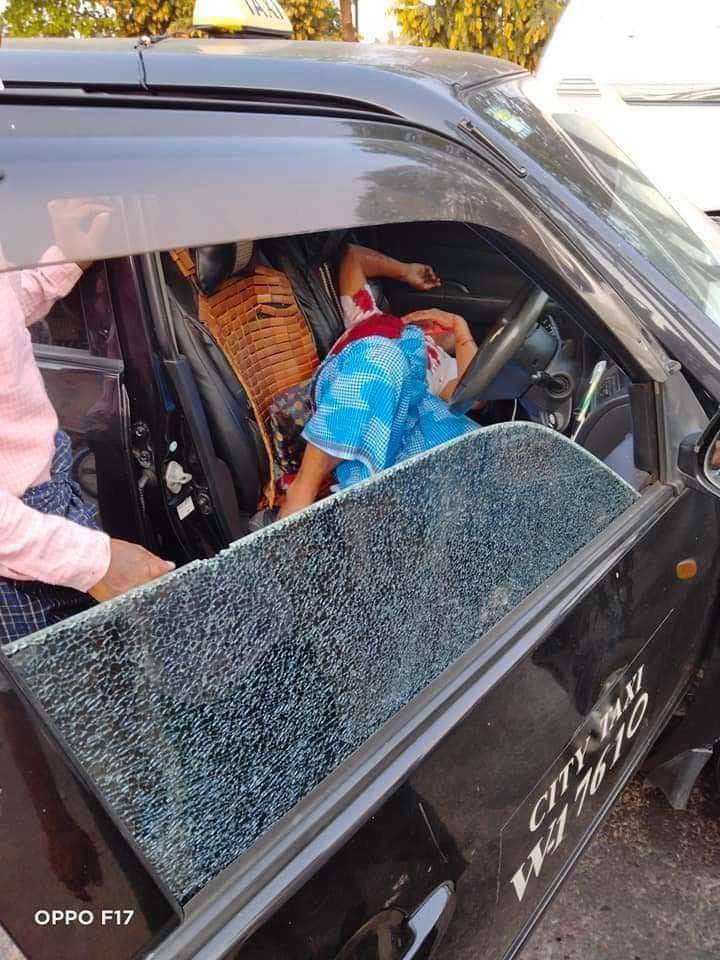 😭😭😭🙏🙏🙏
A car crossing on Bayint Naung bridge was shot randomly with real bullets by the Military Terrorists. The car driver is seriously injured.

#Mar15Coup
#CrimesAgainstHumanity
#MilitaryCoupInMyanmar
#WhatsHappeningInMyanmar