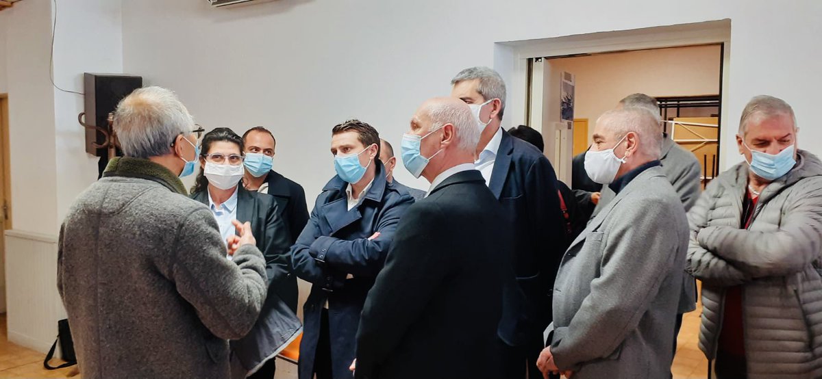 VolpiFrancois's tweet photo. A travers le contexte particulier de crise sanitaire, il est essentiel pour la commune de #Barjols de pouvoir répondre à la mise en place de la stratégie vaccinale. Ouverture du centre de vaccination #Covid_19 aujourd’hui avec @famatras, le Senateur #AndreGuiol et des élus locaux https://t.co/aY9qqH7IM1