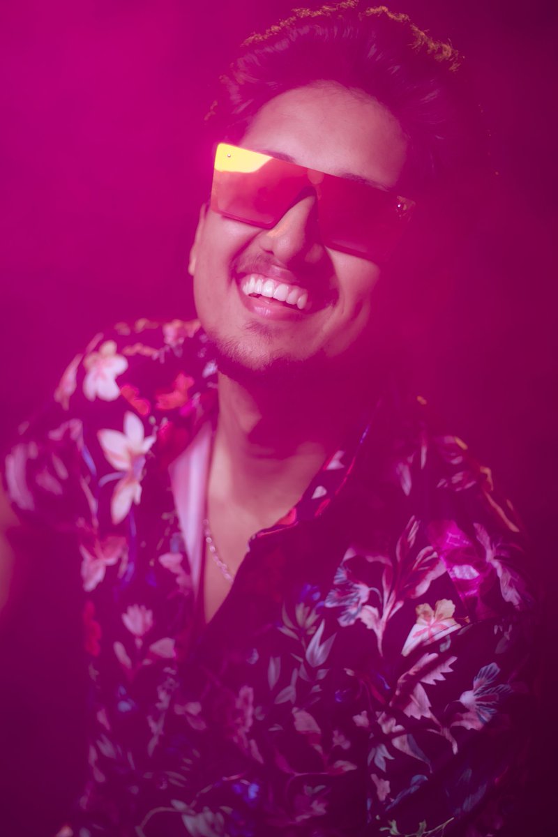 vivekars1's tweet photo. 😁Smile More🤗🥰Smiling can make you and others Happy 💚
#vivekvrs #vswag #modeling #Smile 
#Trending #photography #Dubai #UAE #tamilpayan #Dancer #Loveyourself https://t.co/lf75xIkK2o