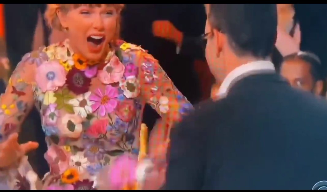 Fil_Michaels's tweet image. She won that Grammy and said "fuck yo life!", as she ripped off her mask and pulled everyone close within infecting range. What a bunch of BS. #selfish @taylorswift13 @CBS #idiots #fakemask #COVID19 #grammys2021