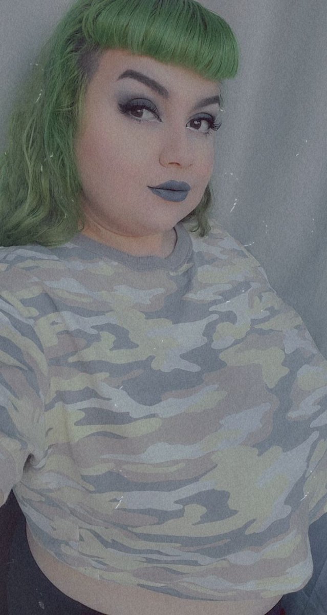 MissOddity5's tweet photo. 🖤💚🤍 https://t.co/1zM4pqSvR6