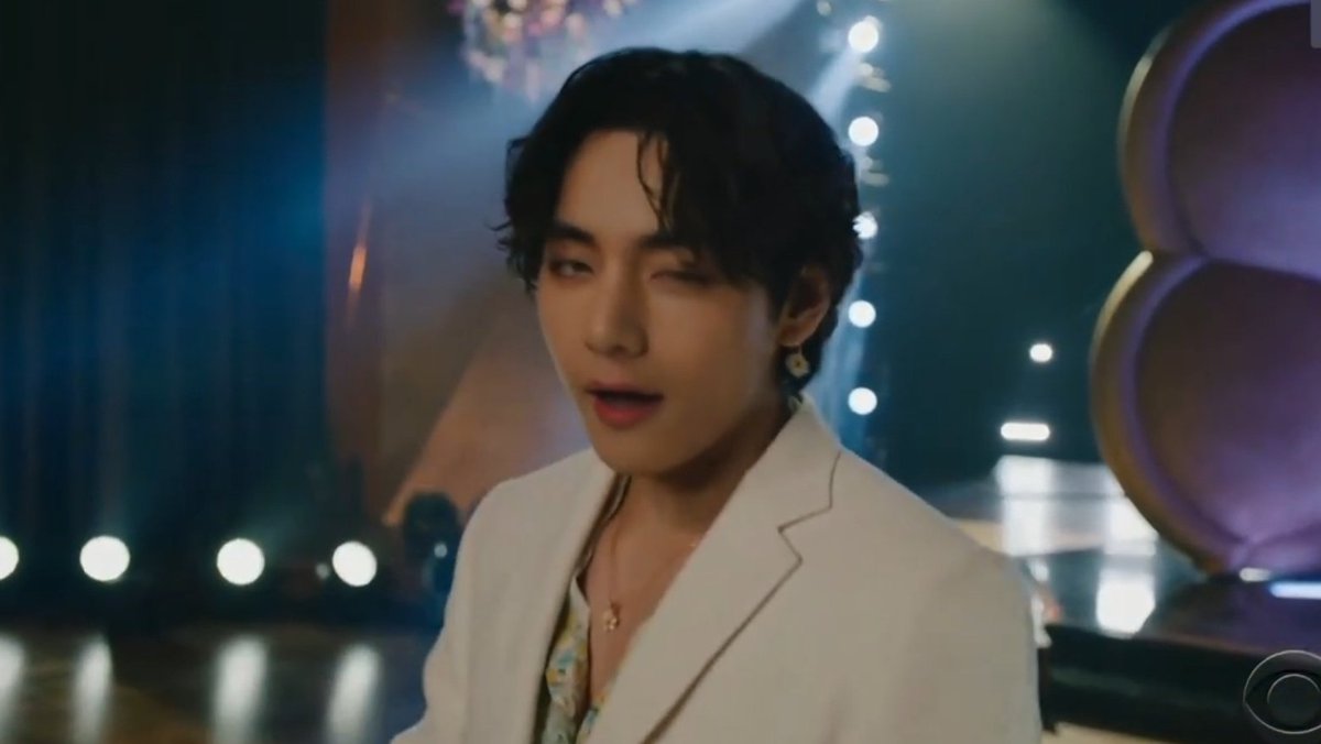 KimMunKook's tweet photo. Last year grammys:
"the guy with bandana"
"the guy next to Ariana"

This year grammys:
"guy wear white suit n black hair"
"guy with the green mic"
"guy who winked"

VIRAL KING V
WE LOVE YOU KIM TAEHYUNG https://t.co/Sz1jGqFvUW