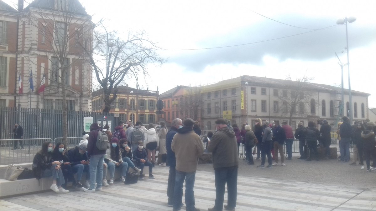 Face à la préfecture de Montauban, les passants recommencent à arriver. D'ici quelques minutes les deux chefs d'État devraient sortir du site pour rejoindre l'ancien collège.