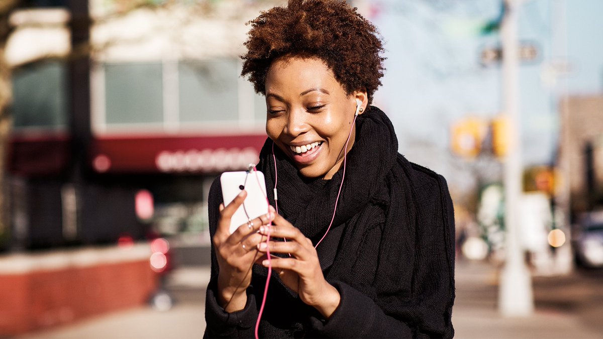 MicrosoftTeams's tweet photo. This spring, try enjoying your #MicrosoftTeams meeting in the fresh air. 

Discover how to use Teams on your mobile device: https://t.co/GFARl31y5W https://t.co/BafoH8Yccx