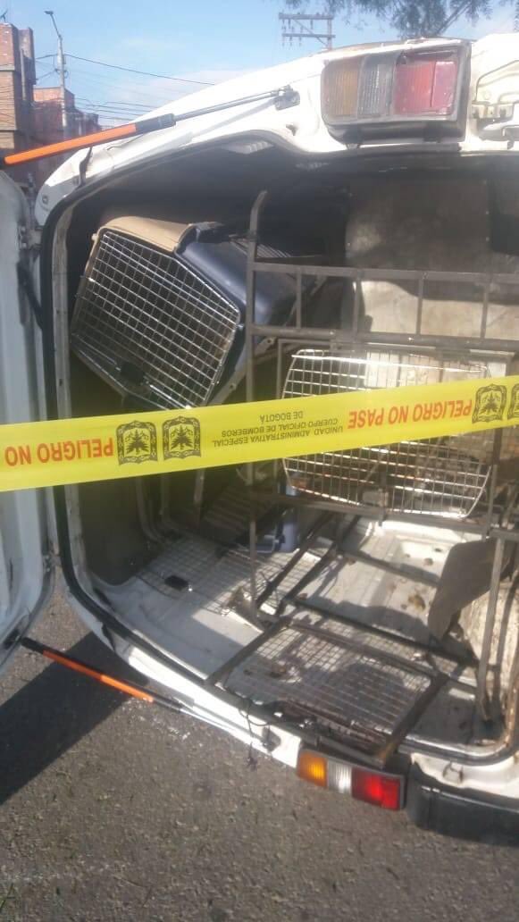 PuroCriollo_ONG's tweet photo. Difundimos: “Accidente de  carro transportaba perros con destino a la Calera, se volcó frente a la etb del barrio Marruecos,los perritos salieron corriendo”. Placa CFO 313 https://t.co/7SgSaBtiO0