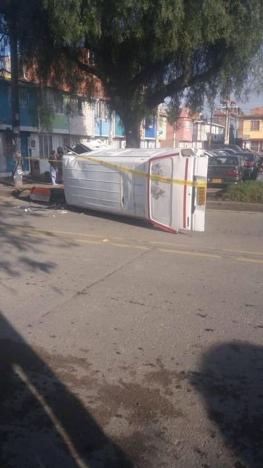 PuroCriollo_ONG's tweet photo. Difundimos: “Accidente de  carro transportaba perros con destino a la Calera, se volcó frente a la etb del barrio Marruecos,los perritos salieron corriendo”. Placa CFO 313 https://t.co/7SgSaBtiO0