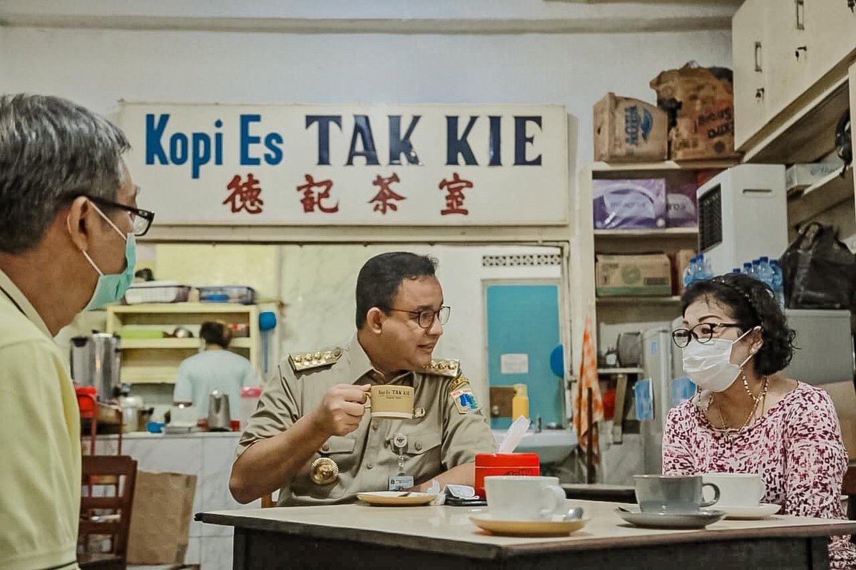 Usai mengunjungi Masjid Luar Batang dan Kampung Akuarium saat Subuh tadi, ingin ngopi sebelum ke Balaikota. Mencari yang dekat dan sudah buka pagi-pagi, teringat satu kedai kopi legendaris di daerah Glodok: Kopi Es Tak Kie.

facebook.com/10004419080090…