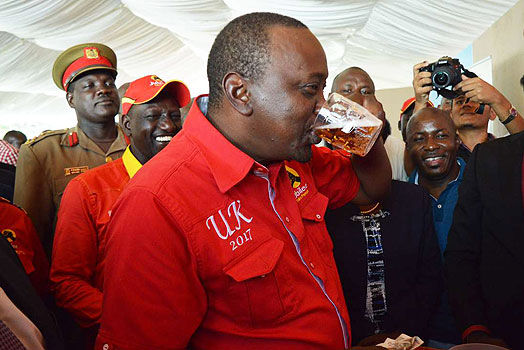 Kingdavid_97's tweet photo. A rare photo of Uhuru Kenyatta having Tz President for lunch.

#KenyaVsTanzania https://t.co/3ZpkLnIOif