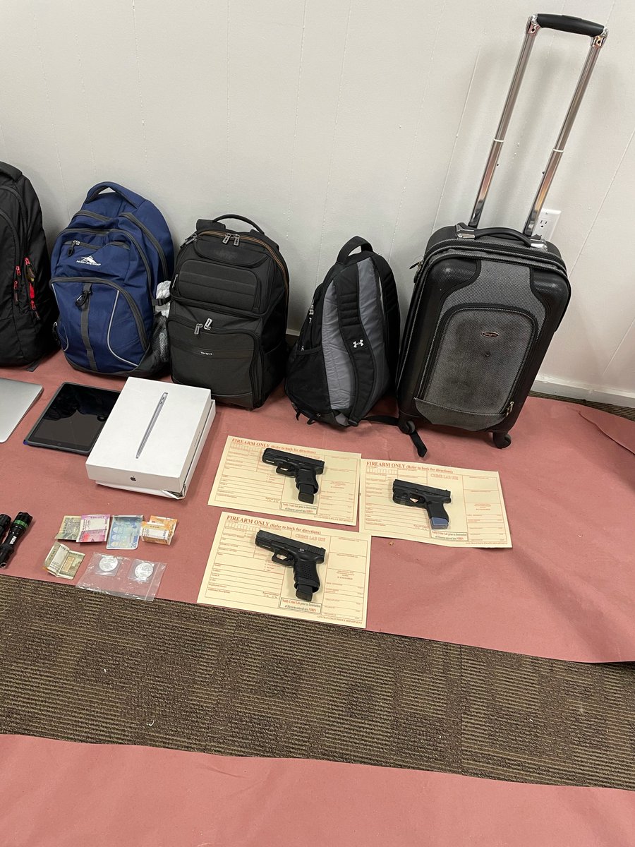 SFPDCentral's tweet image. 🚨Officers from Central Plainclothes and Central Patrol observed a vehicle wanted in a series of auto burglaries. The subjects were apprehended. Inside the vehicle were 3 firearms, numerous stolen property and cash related to 9 auto burglaries in 4 separate SF districts. 🚨