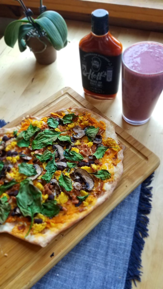 ViktoriaKrista's tweet photo. When life gives you Mondays, make breakfast pizza #vegan https://t.co/T3GMyIHrlg