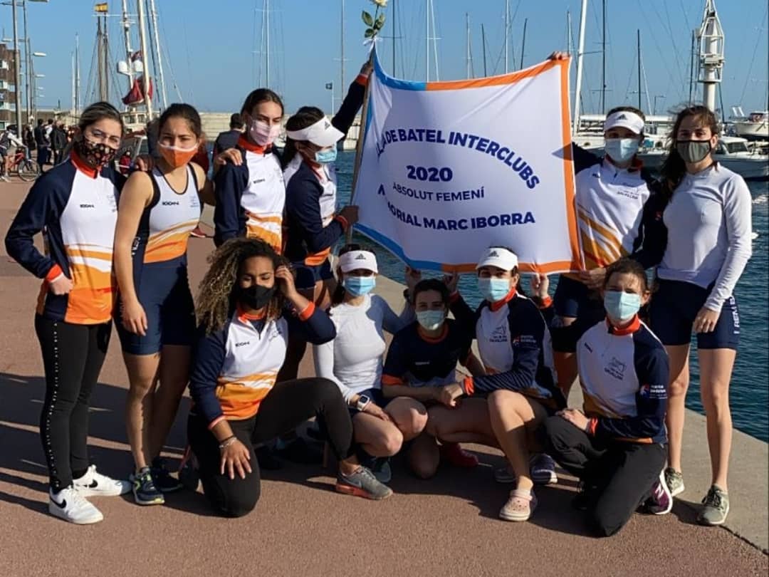 Els guanyadors de l'absolut masculí i l'absolut femení amb la bandera del memorial Marc Iborra #LligaCatalanaBatel #BatelCat2021