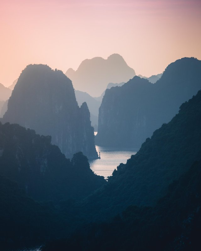 officialavatar's tweet photo. This may look like the floating mountains atop a sea of clouds but it's actually Ha Long Bay in Vietnam! Thanks phillipgow (IG) for snapping this beautiful photo #PandoraonEarth https://t.co/qmK83IV5k2