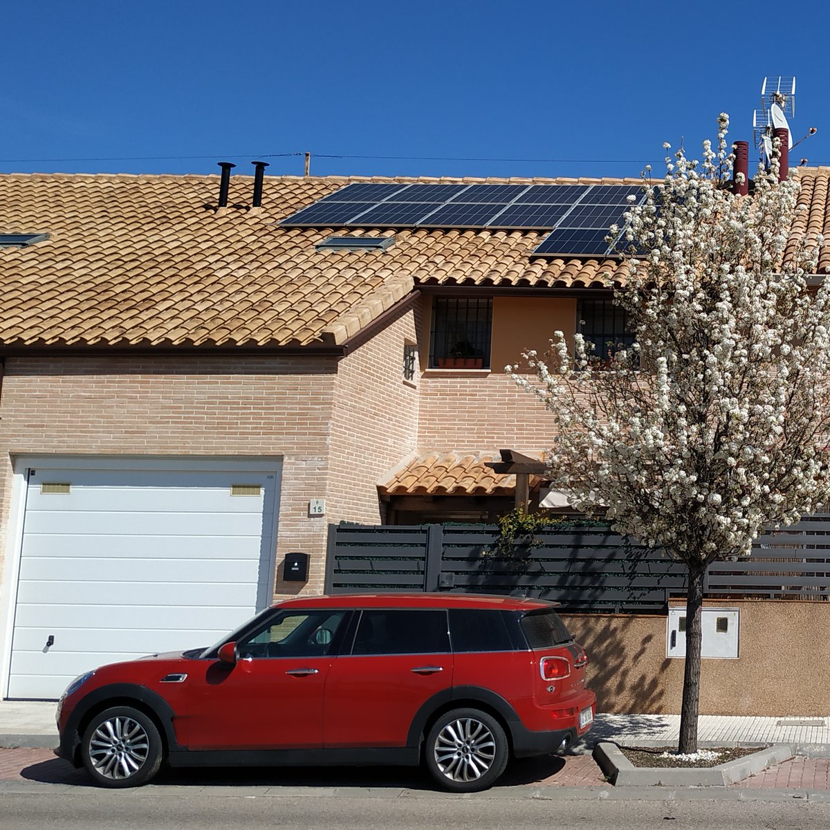 Comenzamos la semana muy primaverales con la imagen de una ampliación de la semana pasada. Hemos cambiado inversor de 3 a 6 kW y hemos añadido 4 módulos fotovoltaicos de 345 W. 
#incalexa #energiafotovoltaica #EnergiaSolar #autoconsumo #ahorro #energialimpa #stopcambioclimatico
