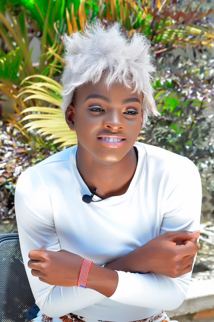 I am a Woman
Phenomenally.
Phenomenal Woman,
that's me.