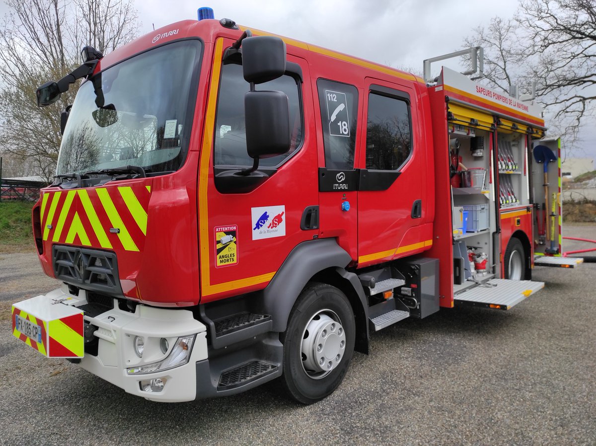[#véhicules🚒]

Formation de 3 stagiaires #SapeursPompiers volontaires sur le nouveau Fourgon Pompe Tonne Secours Routier #FPTSR livré ce jour dans leur centre d'incendie et de secours à #VillaineLaJuhel.