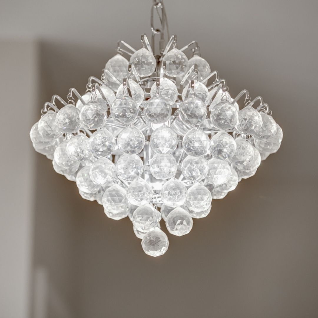 What’s more motivating on a Monday than a little sparkle to light up your week? ✨ This #CrystalChandelier will make any room #dazzle. #MondayMotivation

More #LightingInspo 👉 gahomes.sr/lighting-photo…