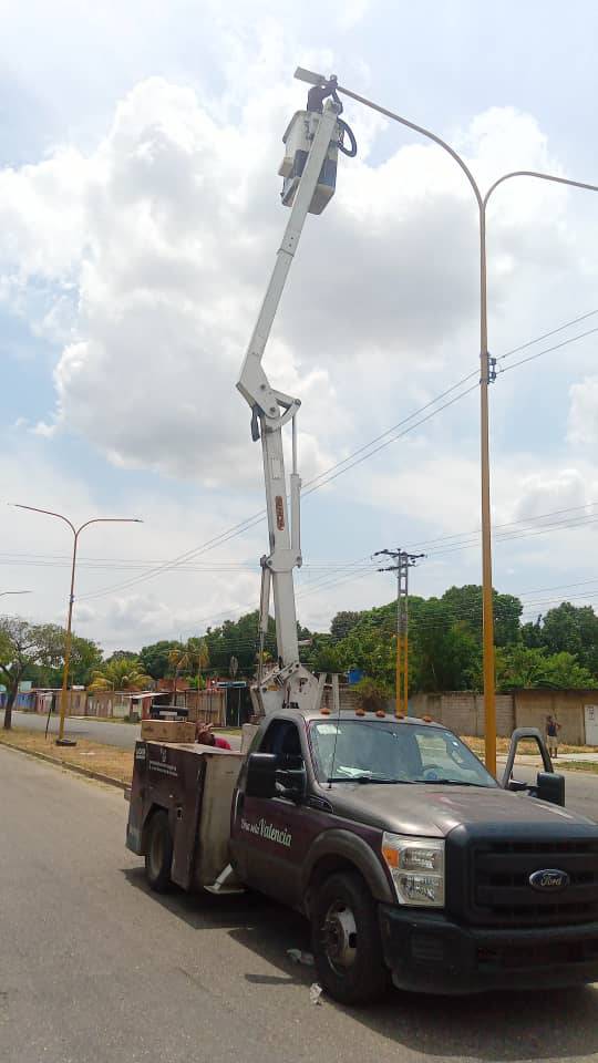 AleMarvez10's tweet photo. Trabajando por #UnaSolaValenciaMásIluminada nuestro equipo trabaja en la instalación de lámparas LED en Av. Libertador de comunidad Parcelas del Socorro, cumpliendo instrucciones del alcalde @AleMarvez10 y el gobernador @rafaellacava10 https://t.co/jtfYi5uwDj