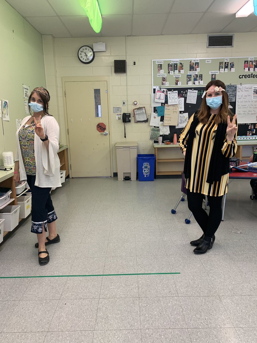 alcdsb_cart's tweet photo. Time Travel day! 70s, 80s, 90s! #spiritweek #funinMarch @msnicoleboyce @lynnegunter71 @HealeyHeather https://t.co/G5ZvOnb5Kc