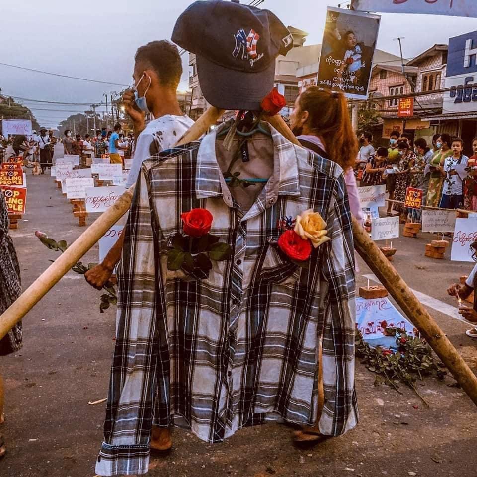 HninTha1's tweet photo. ရန်ကုန်မြို့ အင်းစိန်မြို့နယ်စခန်းအနီး ယနေ့ မတ်လ (၁၅) ရက်နေ့တွင် ကျဆုံးခဲ့သော ကိုဝဏ္ဏဌေးအတွက် ဝမ်းနည်းခြင်းအခမ်းအနားကို အင်းစိန်ပြည်သူများက ကျင်းပခဲ့ကြသည် 
#WhatsHappeningInMyanmar #HearTheVoiceOfMyammar #March15Coup https://t.co/9YBkuasddh