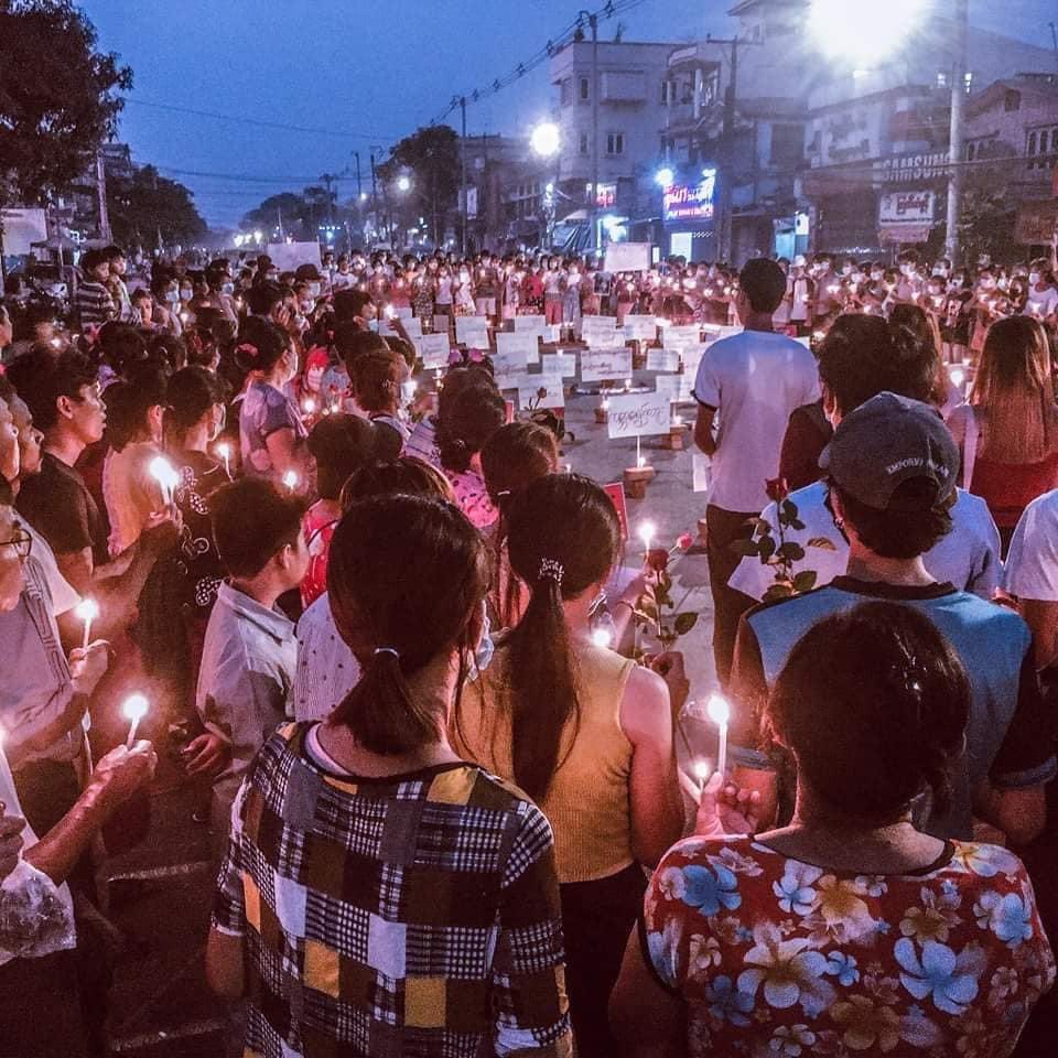 HninTha1's tweet photo. ရန်ကုန်မြို့ အင်းစိန်မြို့နယ်စခန်းအနီး ယနေ့ မတ်လ (၁၅) ရက်နေ့တွင် ကျဆုံးခဲ့သော ကိုဝဏ္ဏဌေးအတွက် ဝမ်းနည်းခြင်းအခမ်းအနားကို အင်းစိန်ပြည်သူများက ကျင်းပခဲ့ကြသည် 
#WhatsHappeningInMyanmar #HearTheVoiceOfMyammar #March15Coup https://t.co/9YBkuasddh