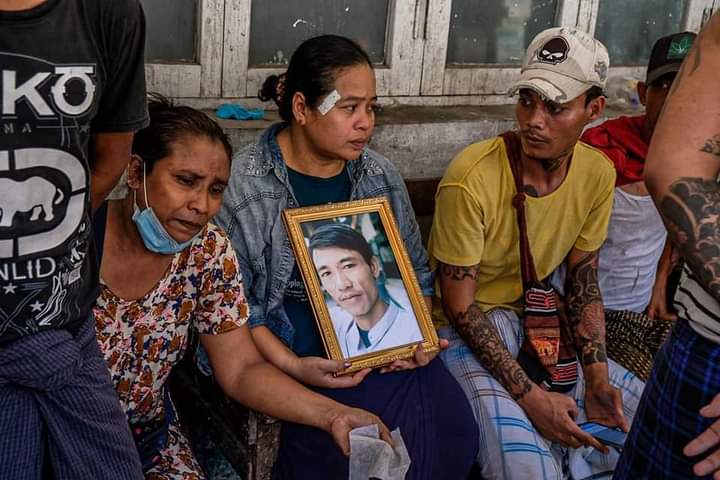 NandarA34736706's tweet photo. Families retrieve dead bodies from places such as South Dagon, Dagon Port, South Okkalapa and Thingangyun, which were shot dead by coup forces at SanPya Hospital in Thingangyun Township.
#WhatsHappeningInMyanmar
#Mar15Coup https://t.co/Ne1oFSqKfJ
