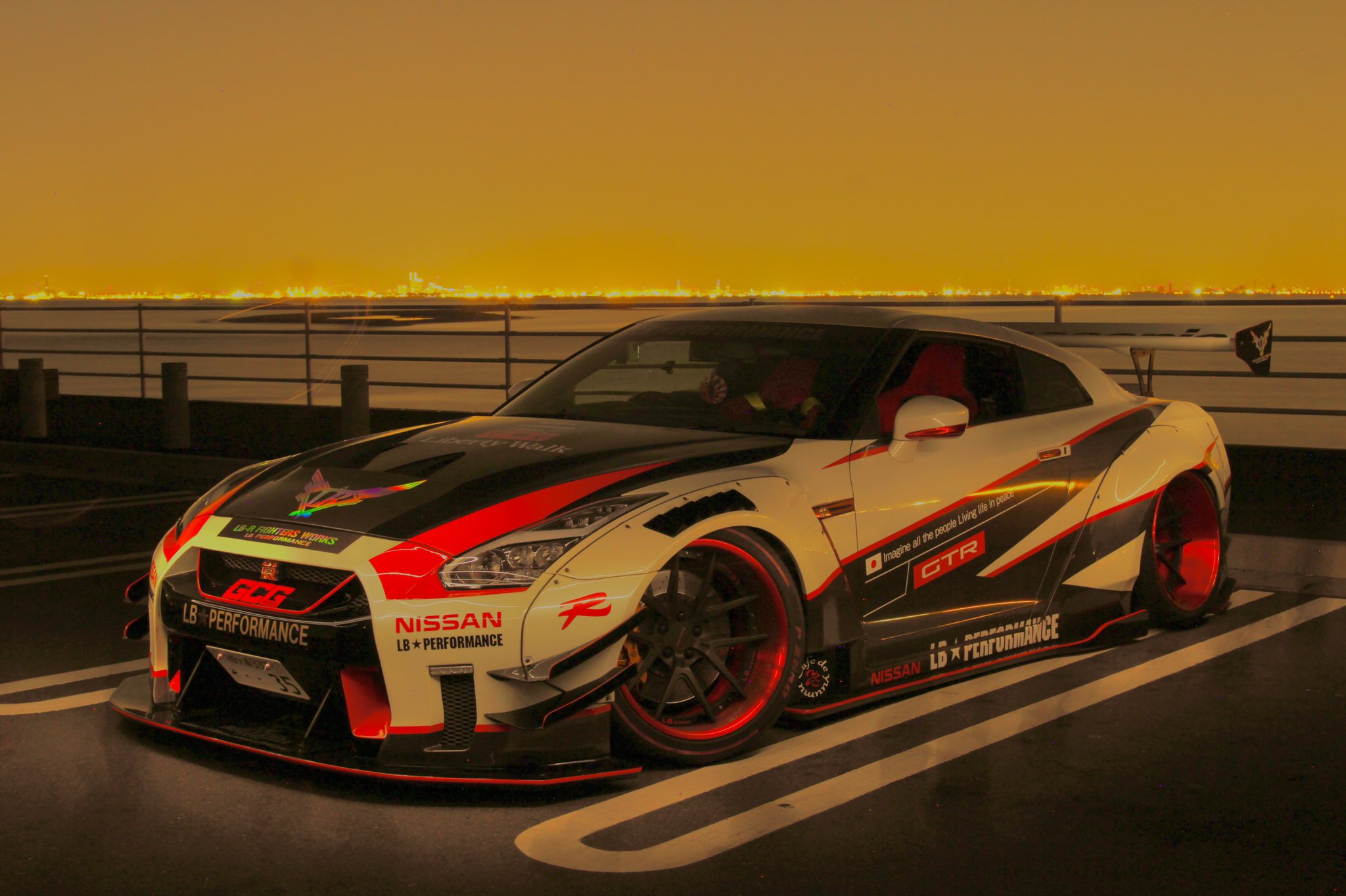 リバティーウォークr35 父ちゃん レトロ感ある画質 背景は横浜の街 リバティーウォークr35 父ちゃん レトロ感ある画質 背景は横浜の街