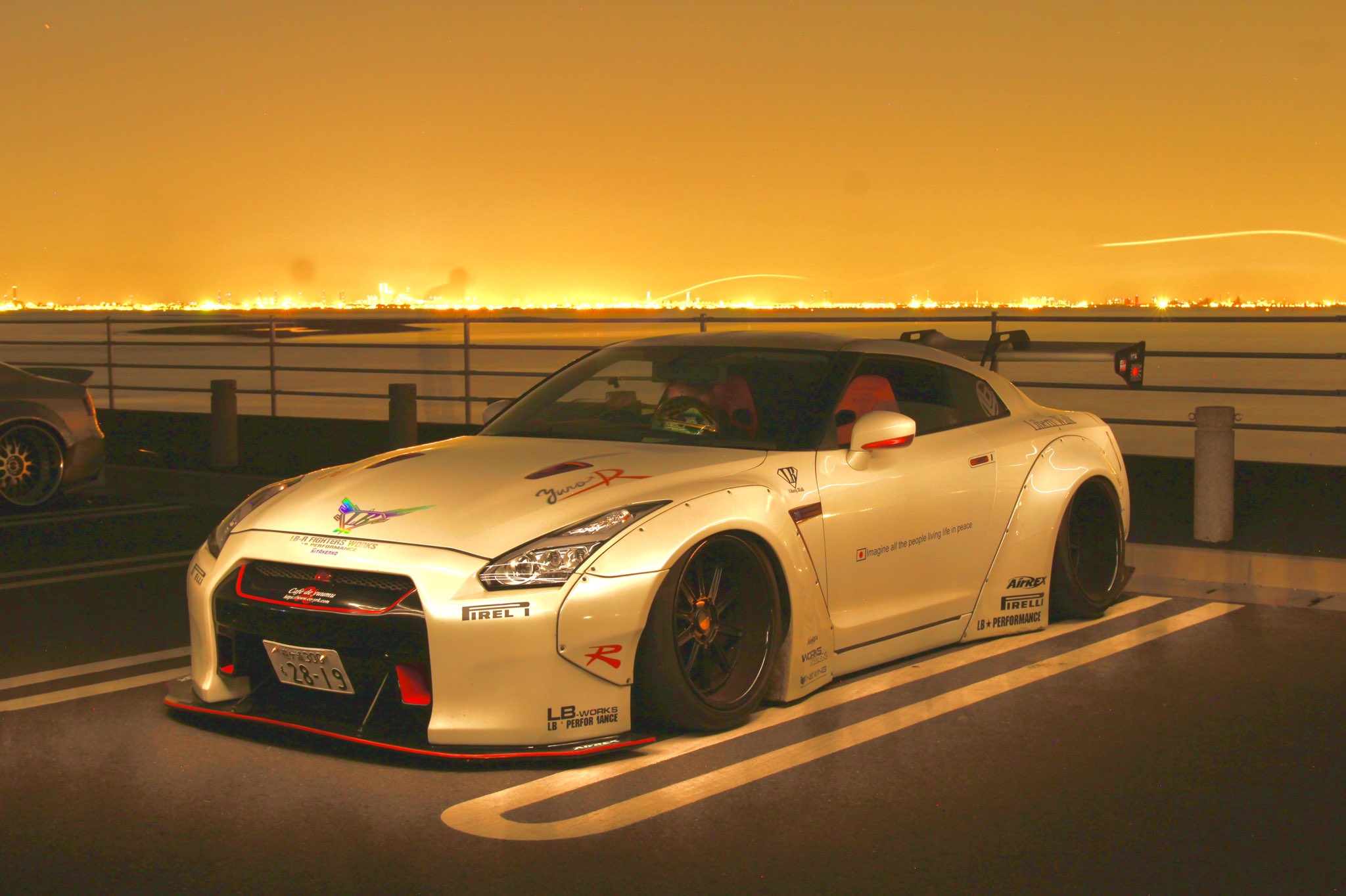 リバティーウォークr35 父ちゃん レトロ感ある画質 背景は横浜の街 リバティーウォークr35 父ちゃん レトロ感ある画質 背景は横浜の街