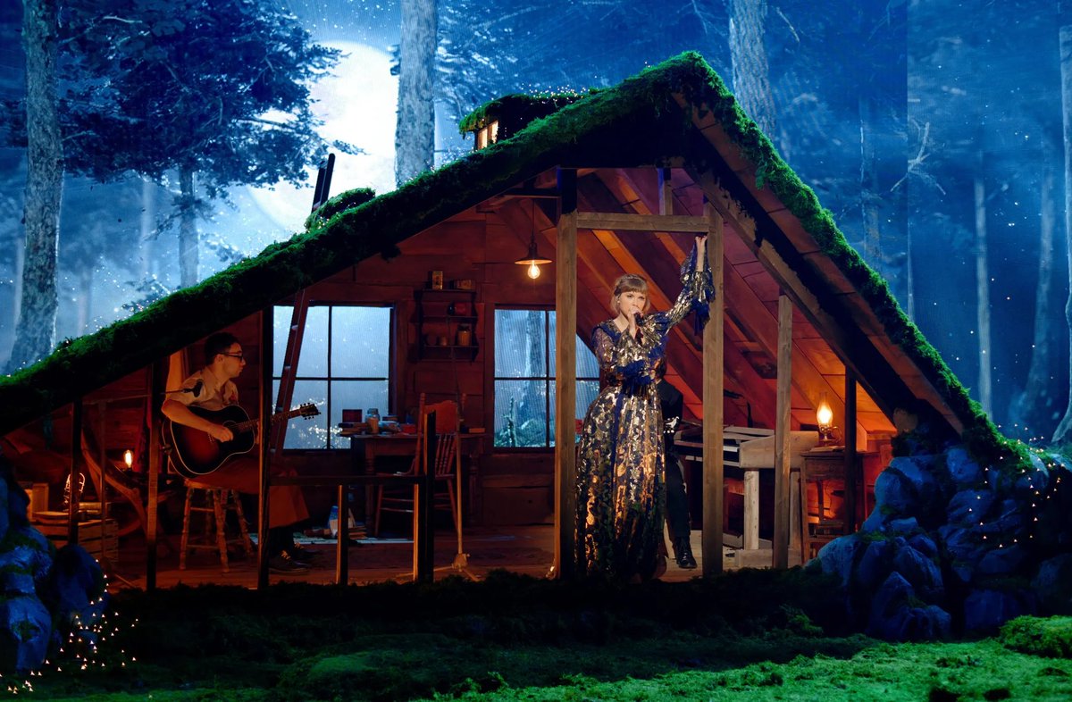 Annamarie40985's tweet image. Congratulations to women last night, as Beyoncé set the record for most Grammys by a female artist in history and Taylor Swift set the record for most AOTY wins (even though she was cheated that year she lost for “Red”). She did came back stronger than a 90s trend. #TaylorSwift