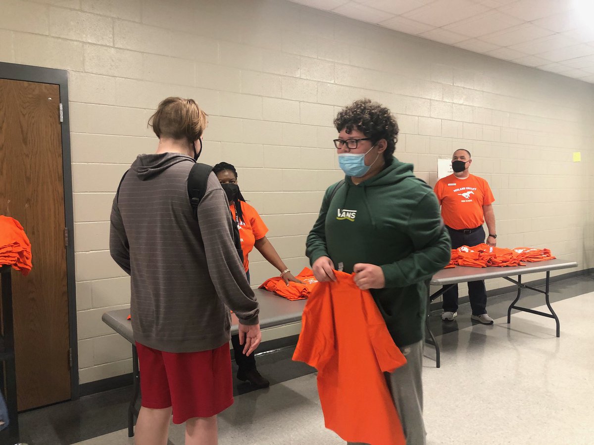 LMMSRocks's tweet photo. LMMS Future Mustangs! MVHS Principal, Mr. Higgenbottom and Counselors Ms. Thomas and Ms. Ryans brought T-shirts for the rising 9th graders and shared a video tour of the school! #lmmsrocks https://t.co/IQNAh1EBY1