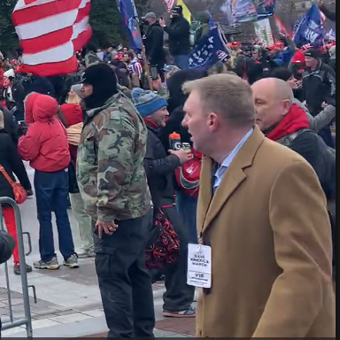 DianthaSol's tweet photo. #VIPCamel Jason Jones, of Movie to Movement, (and supposed human rights orgs), strolls by as police line is forced through, then walks through the breach seconds later. He then LEADS the mob as cops run to the E steps.
At 12:20 https://t.co/jYgTcZ8adC https://t.co/ZvSVECMo2D 2/2 https://t.co/BhDV6ECXel