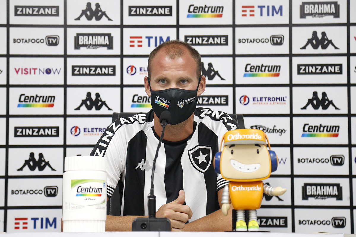 Botafogo's tweet photo. Apresentado, Joel 👌🏼👔 

🎙”O Botafogo continua gigante. Eu amo esse clube. Não importa a situação que esteja, sinto um carinho imenso e quero ajudar”, disse Carli. 

📸 Vitor Silva / BFR https://t.co/CuykKwHl1p