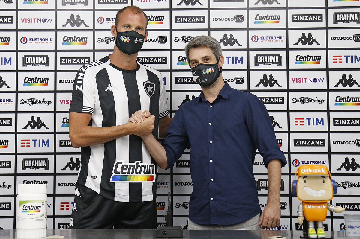 Botafogo's tweet photo. Apresentado, Joel 👌🏼👔 

🎙”O Botafogo continua gigante. Eu amo esse clube. Não importa a situação que esteja, sinto um carinho imenso e quero ajudar”, disse Carli. 

📸 Vitor Silva / BFR https://t.co/CuykKwHl1p