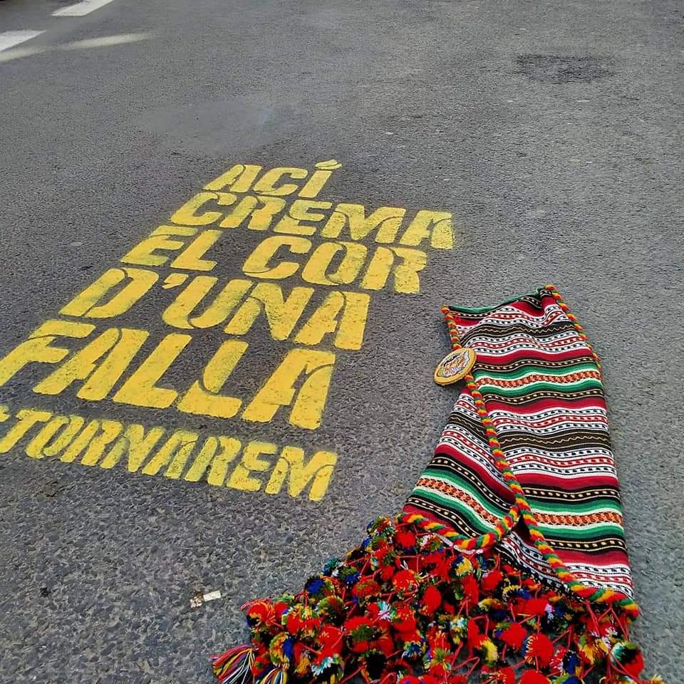 Velluters2's tweet photo. #tornarem a plantar, a riure, a abraçar, a besar, a cremar. Les falles tornarán al carrer i l'esperit faller que mai se n'ha anat. #somvelluters #Falles21EnLinia @JCF_Valencia @Pilar_SFrancesc https://t.co/f4SmFkRrD7
