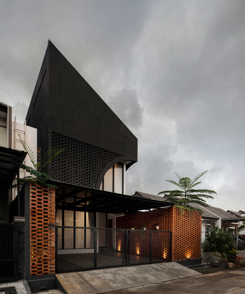 designboom's tweet photo. perforated brick and a pointed façade articulate atelier bertiga's elora house in indonesia
https://t.co/6WYI6F5xjS https://t.co/UUIeW57geA
