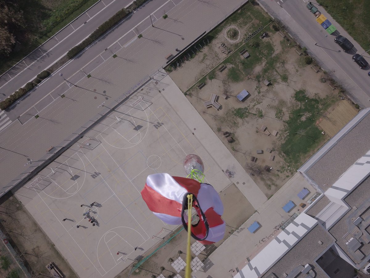 paufolchsax's tweet photo. Així es veu l'@INS_Pla_Marcell des de 100 metres d'alçada amb un dron  llançant els paracaigudes dels #cansat @SatValun @MPlains13. Gràcies de nou @el_karibu !!😘 @EseroSp https://t.co/aRC24yQiiH