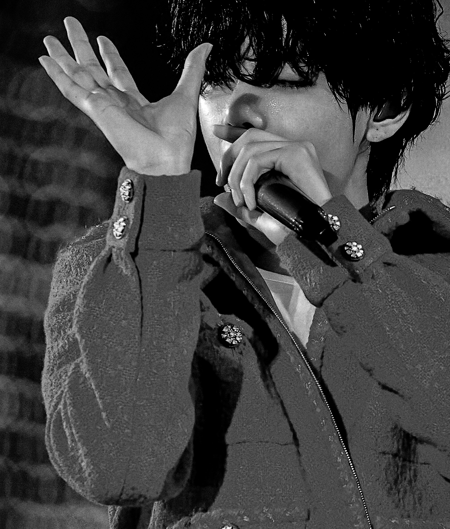 taehyung pretty hands tweet media