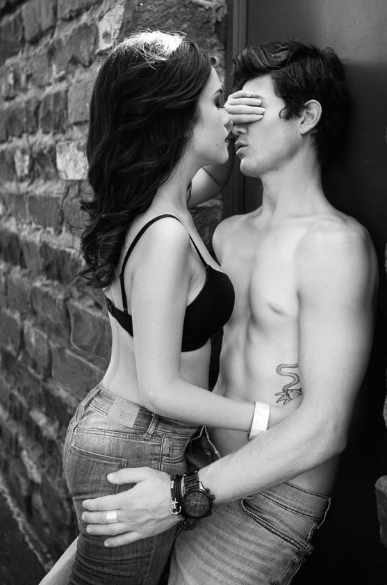 ماذا سيحدث لو التقينا هذا المساء 
ورممنا قلوبنا العطشى بدفء الحُبّ 
ومسحنا عتمة الغياب بمنديل قُبلة 💋🍾🍷؟؟