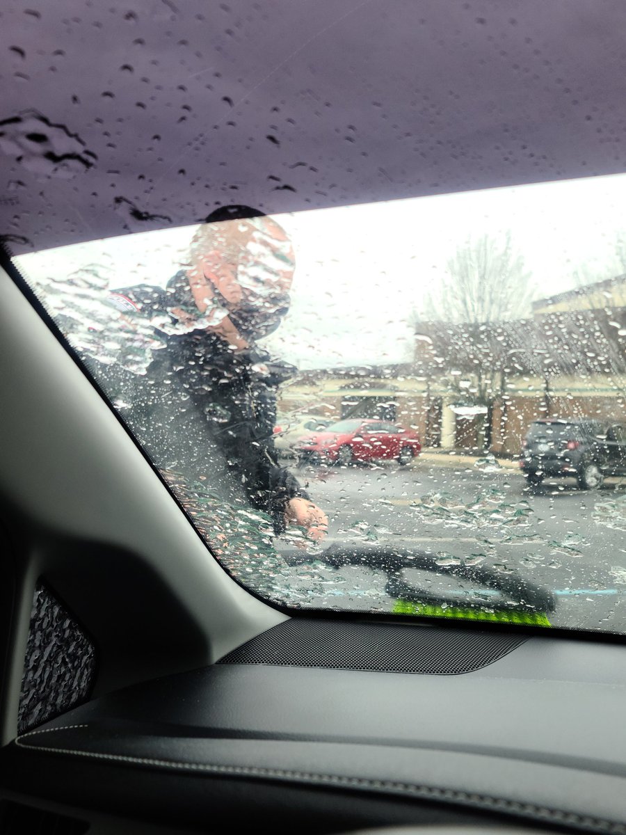 A shout out to SRO Carter from <a href="/DCSCWarriors/">Danville Community School Corporation</a> for offering to scrape my windshield on this icy afternoon. #thedanvilledifference