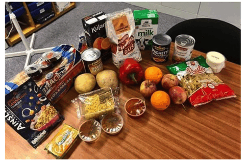 Team_BethanS's tweet photo. today @bethanjenkins met with @BridgendCBC to discuss #FSM and food parcels. We are pleased to say that they are asking parents to share their views. 

If you would prefer cash or vouchers to food parcels, now is your chance to say!

https://t.co/lK3zntVjHS https://t.co/hE0FUIoC4X