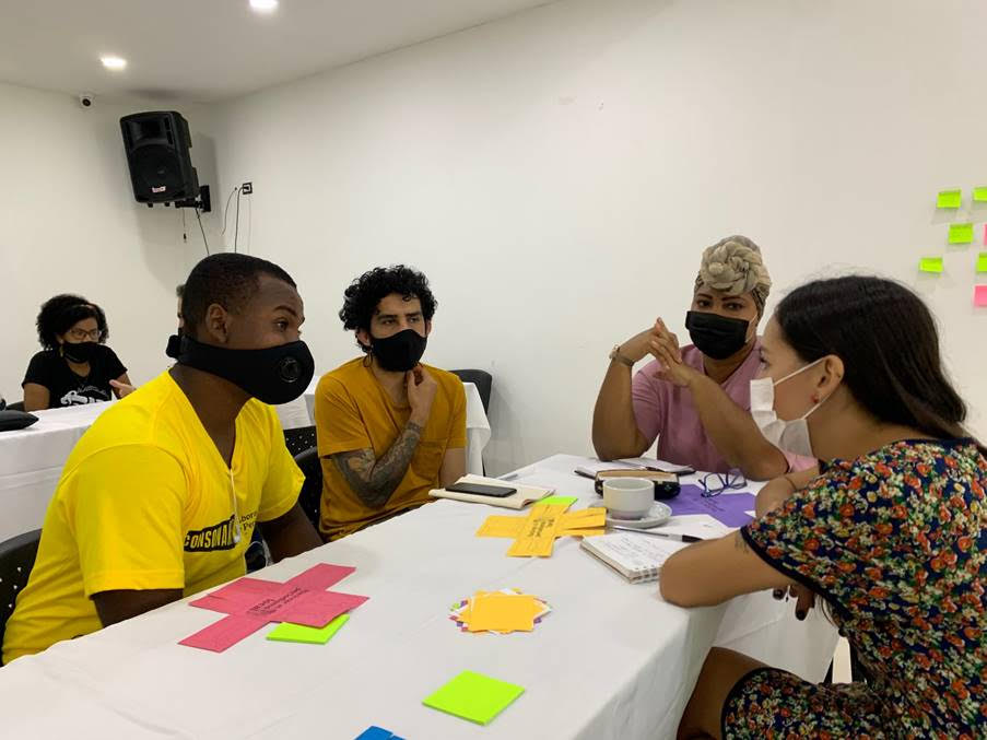 UKinColombia's tweet photo. La libertad de prensa es una de las prioridades de derechos humanos del 🇬🇧. Estamos muy felices de haber acompanado a la @FLIP_org y los participantes de #Consonante en el #diplohack, un evento enfocado en buscarle soluciones a los retos del periodismo local en 🇨🇴 https://t.co/8xqednSIMS