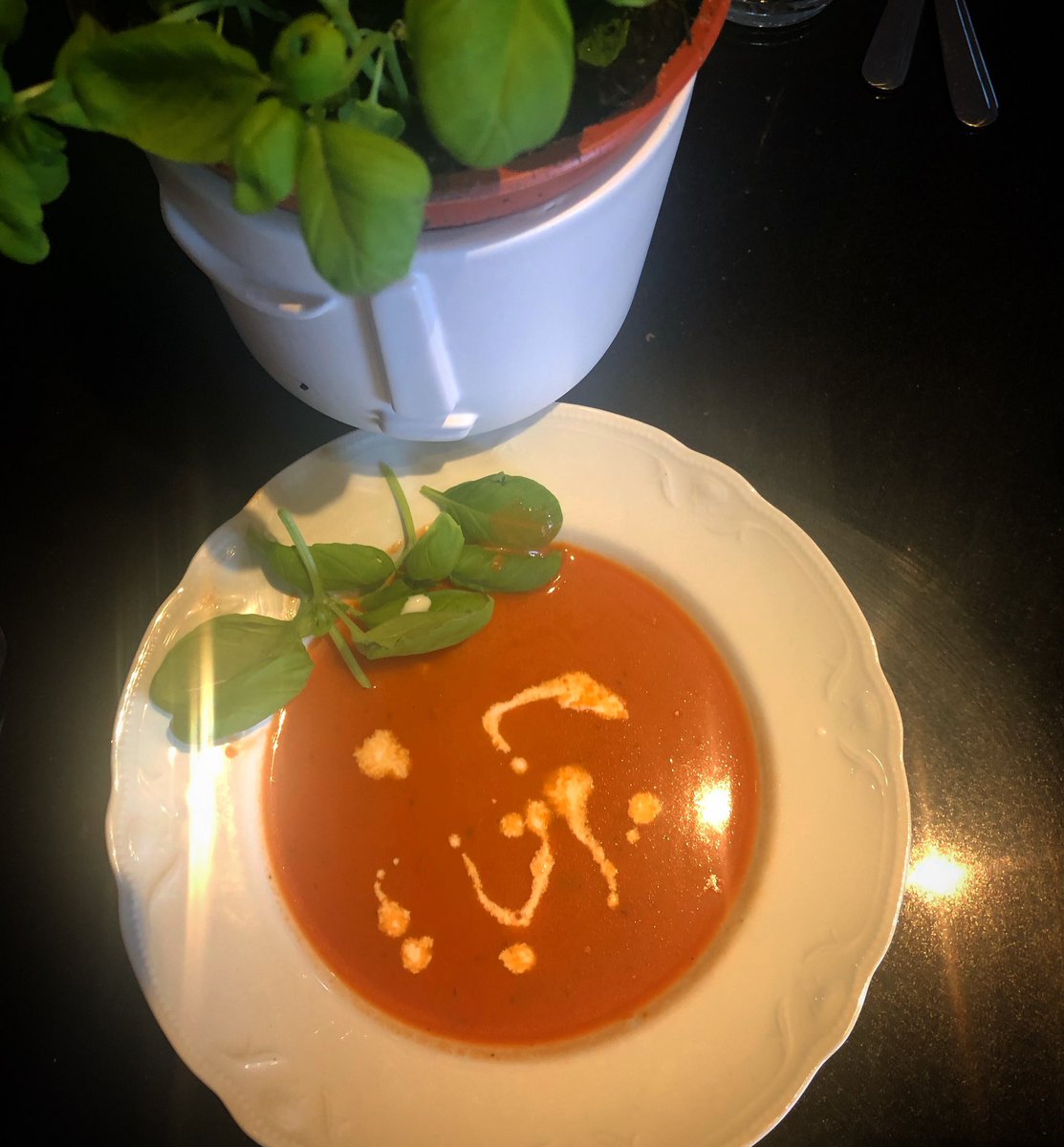 MarianneM10's tweet photo. Ungdommen min får varm lunch på skolen og i dag ville han at jeg skulle lage skolen sin tomatsuppe, den var utrolig god 🍅#meetlessmonday #vegetartwitter https://t.co/yXoVgR6YjS