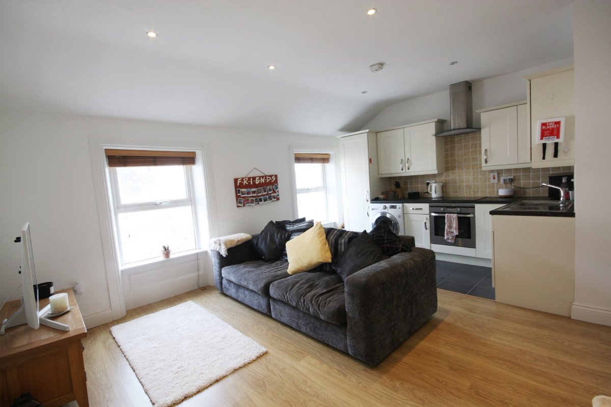 BenestEstates's tweet photo. ***NEW INSTRUCTION***

Qualified/Entitled  £299,000  St Helier

Top floor 1 bed apartment
Spacious, bright and light
Private staircase to apartment
5% gross yield potential
Private parking space
Outskirts of town
https://t.co/POnhllgACd
💚 https://t.co/F949Lqhsr6