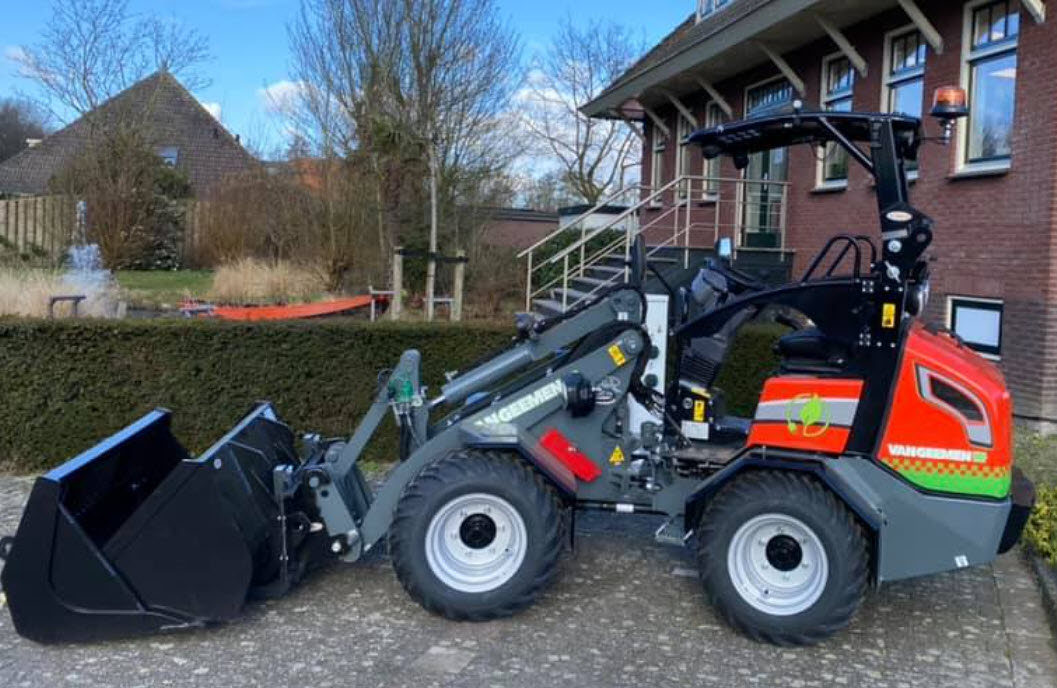 van_geemen's tweet photo. Er zijn de afgelopen jaren nogal wat regels bijgekomen voor aannemersbedrijven in de #GWW. Om aan de eisen te voldoen investeert ons bedrijf uit Purmer continue in nieuw materieel. Waaronder de recent afgeleverde, 100% elektrische, shovel. https://t.co/QmzzHsS7Wm https://t.co/yeBfdWWmil