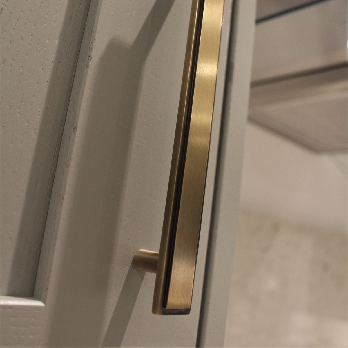 Chelsea KBB Collection _ Pull Handle _ 170mm _ Light Antique Brass Image credit | @beespokekitchens