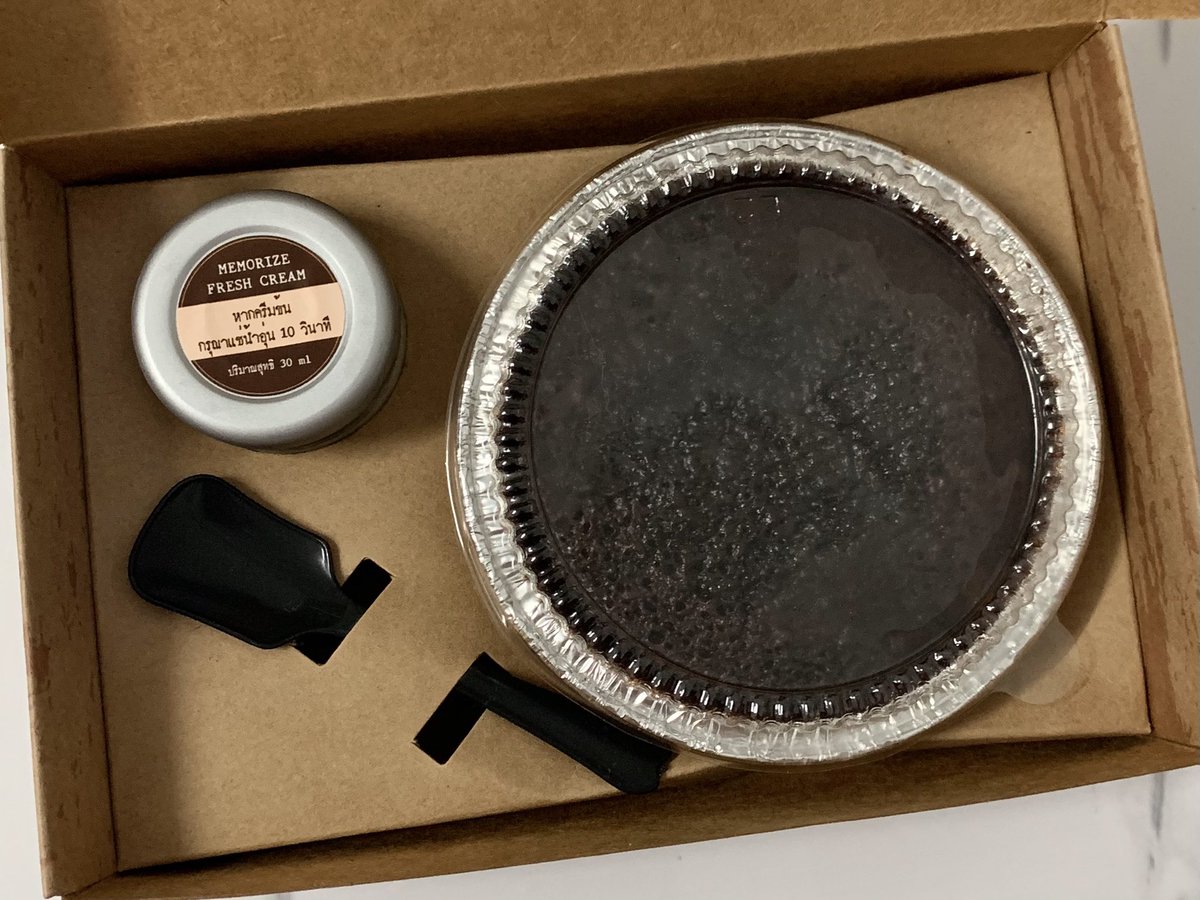 สานฝัน บราวนี่ช็อตที่ดังๆที่เชียงใหม่ ซื้อกลับบ้านได้ซักที อร่อยมากกกกกกกก บราวนี่คือหนึบหนับ ราดด้วยซอสครีมสดคือต้องลุกขึ้นมารำอวยชัยอะ