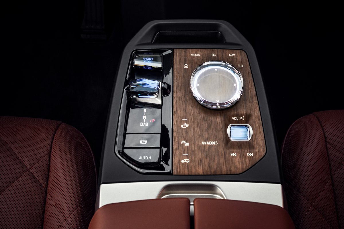 RumBat's tweet photo. BMW de, Mercedes #MBUX gibi "Hey BMW"li yeni #iDrive sistemini gösterdi. 
20 yıllık @BMW iDrive, farklı grafiklerdeki #MyModes yeniliğiyle kullanıcı arayüzünü değiştiriyor ve önce #iX ile sunuluyor.
BMW #OS8 ile #DigitalKeyPlus #RemoteSoftwareUpgrade ve size özel karşılaması var https://t.co/dnA4eaYOBr